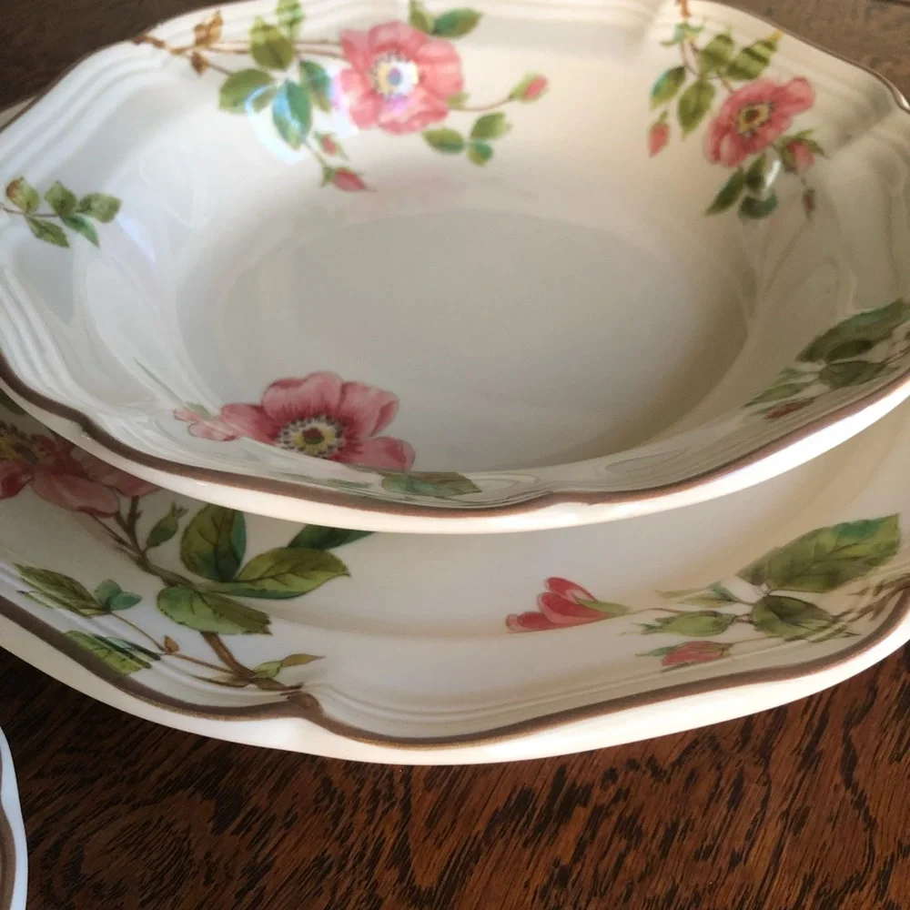 Estate. Mikasa Heritage Pink and White Dinnerware Floral Design - Picture 7 of 14